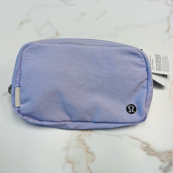 💜🍋 Lululemon 🍋💜 Everywhere Belt Bag Lavender Fog - Picture 3 of 11